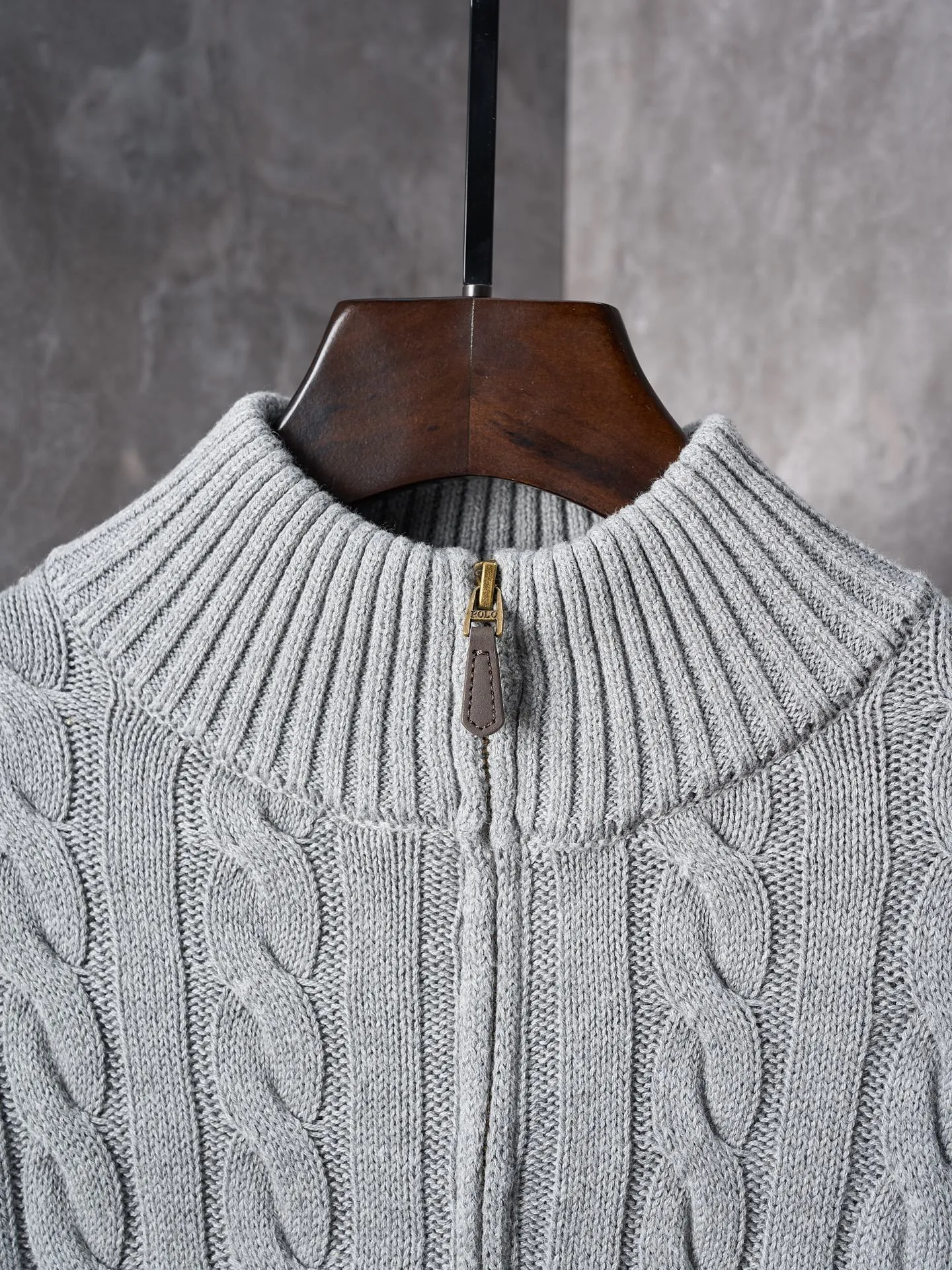 P430 Actual auction】Ralph Lauren/Ralph Lauren pony embroidered cable knitted zipper sweater [Ready stock] S M L Zippered half-high collar design, just the right amount of splendor. Interpret high-end style with unique details. Adhere to the timeless elegance and taste. Use imported machine embroidery technology. Use advanced computer control system and precision mechanical components to realize the iconic pony embroidery operation. High precision. Smooth and delicate lines. Three-dimensional cable weaving. Through clever shifting and interweaving of coils, adjacent coils are cross-shifted to form a twisting effect. The lines are smooth and regular. Time-consuming and labor-intensive. Ready-made clothes are washed and softened to remove odors. Use professional washing equipment and specific detergents to deeply clean and deodorize clothes, improve the feel and appearance of clothes, and improve the fit.